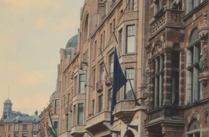 De mensen vragen om hem