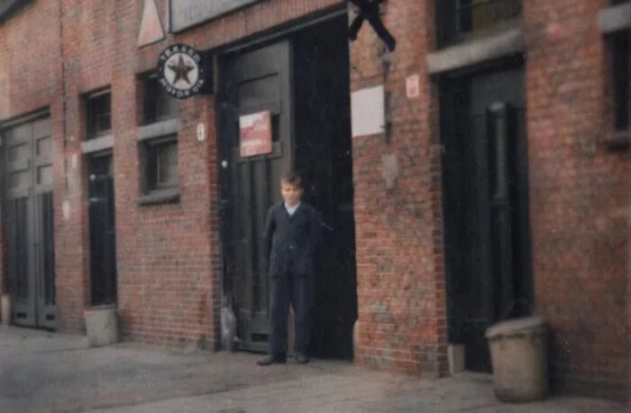 Jozef Rulof bij de garage van Willem