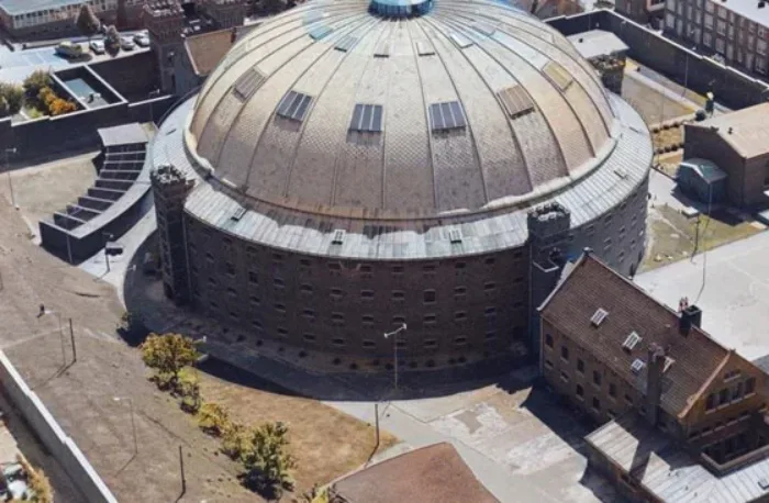 Irma zit in de koepel